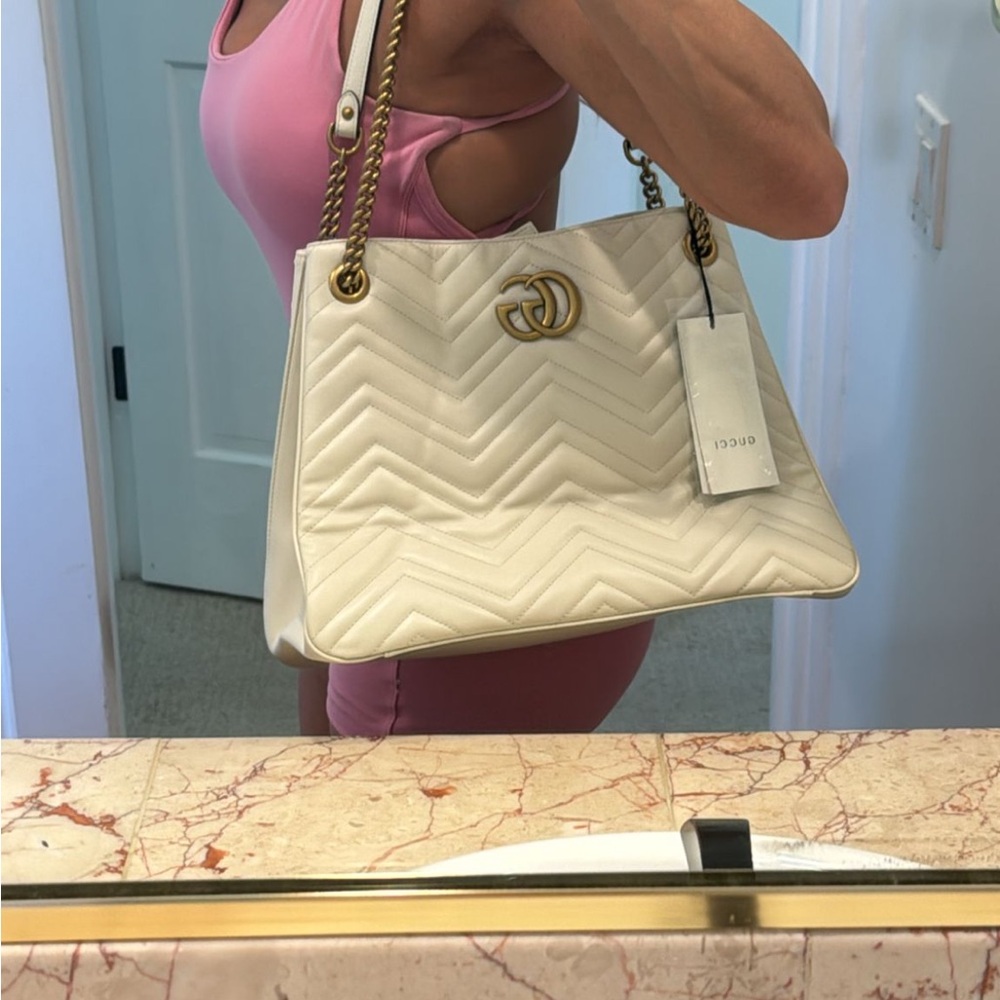 Gucci White Quilted Shoulder Bag with Gold Chain - Picture 2 of 2